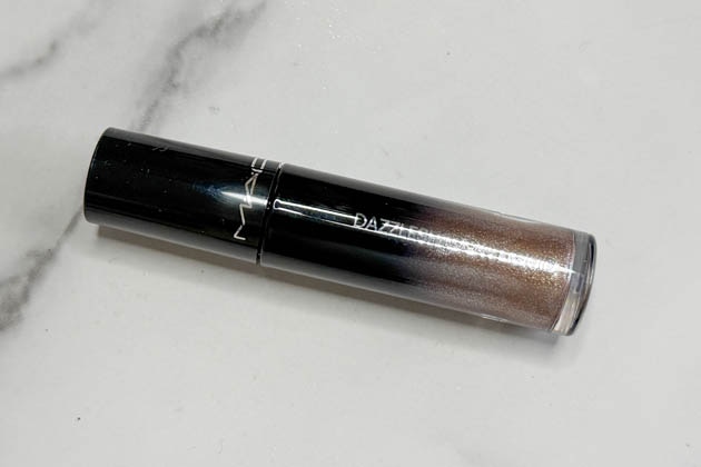 〈M・A・C〉ダズルシャドウ リキッド アイシャドウ グリッター(シャンパン トレイル) 税込4,290円